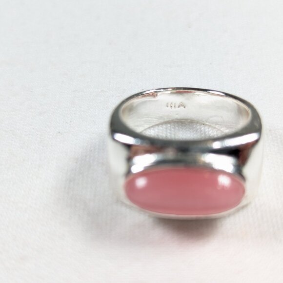 Pink and silver toned cocktail ring size 7.25, pink opalescent stone signet ring - Picture 8 of 9